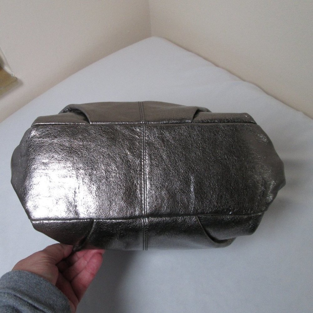 Coach Metallic Silver Hobo Purse No. L117B-F17166 Pre-owned Excellent Co… - Picture 3 of 16